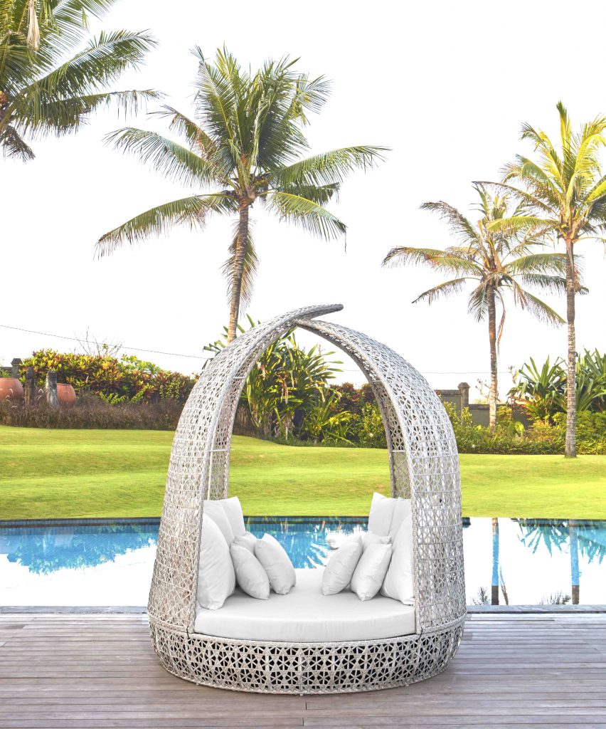 Dreamline Outdoor Furniture Poolside Sunbed With Cushion Daybed (White)