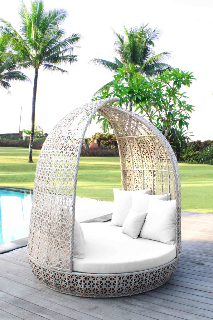 Dreamline Outdoor Furniture Poolside Sunbed With Cushion Daybed (White)